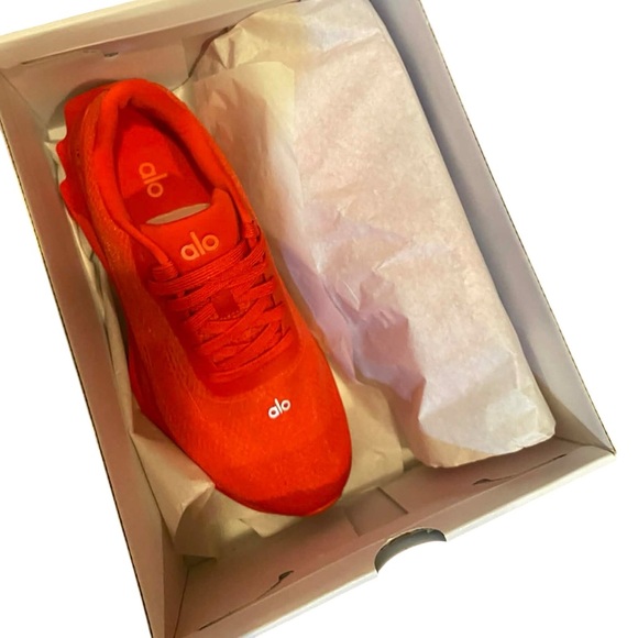 NWT Alo Yoga runner shoes BRIGHT RED Size 8.5 - Picture 3 of 6
